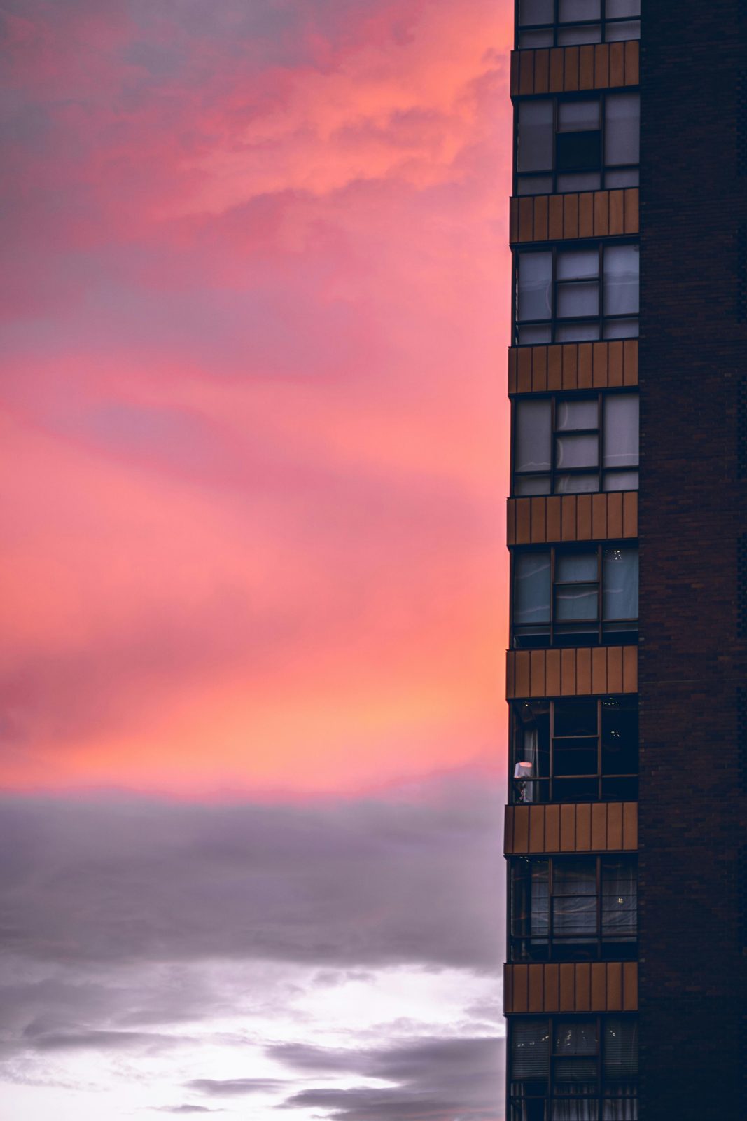 Un immeuble en construction sous un ciel rose au lever du jour