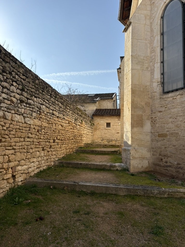 Murs en pierre et passage en escalier de la bâtisse de Lucenay