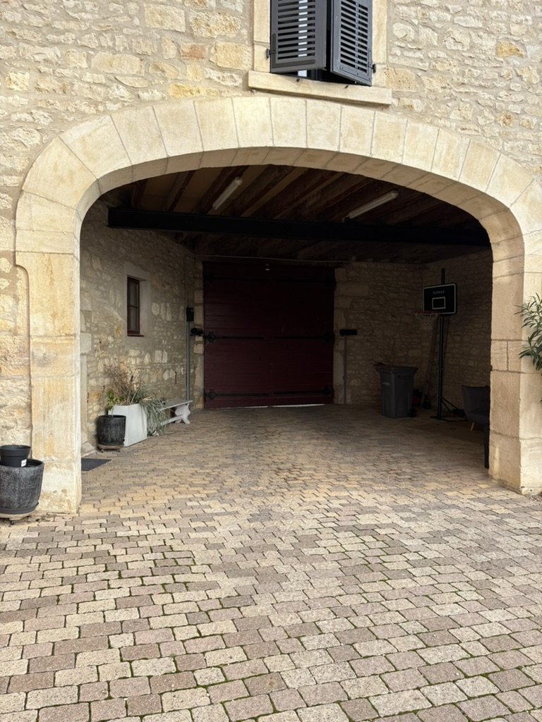 Le porche voûté en pierre de la bâtisse de Lucenay