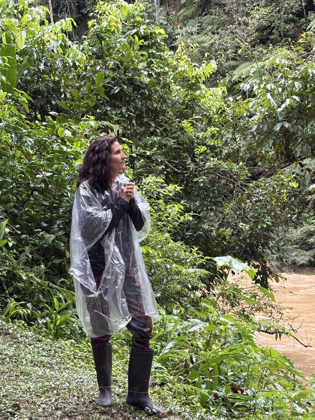 Séverine Moretto-Ranty dans une forêt, au bord d'une rivière